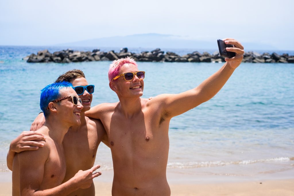 Hombres disfrutando del verano en Torremolinos cerca de Sauna Apolo