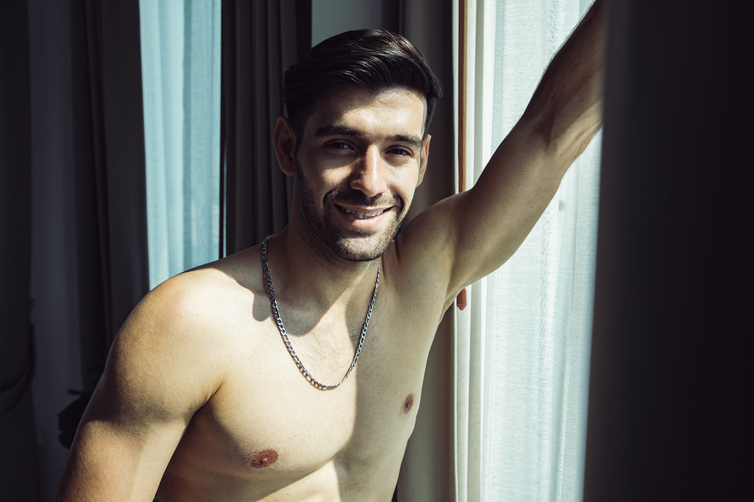 Cliente relajándose en la sauna de Sauna Apolo, uno de los mejores planes de relax en Torremolinos para noviembre.